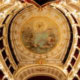 Realizzato dal pittore campano Luigi de Luise e dallo scenografo Leopoldo Galluzzi, il disegno mostra sullo sfondo di un cielo terso il dio delle arti Apollo col cavallo Pegaso e pi� in basso, adagiate sulle nuvole, le Muse. Stemmi e ornati a bassorilievo dorati con oro di Francia racchiudono la figura in un cerchio prezioso